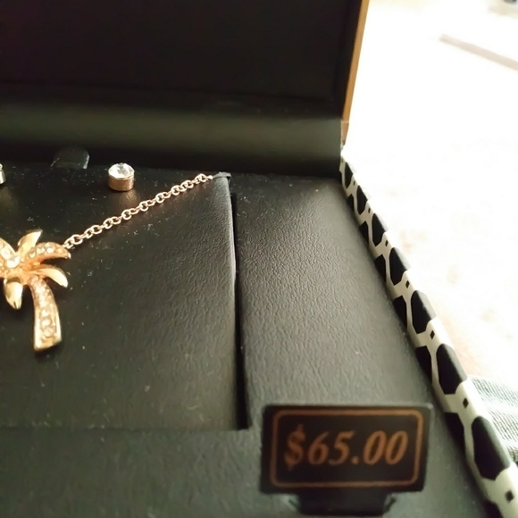 Gift Set: Watch, Necklace and Earrings - Picture 4 of 6